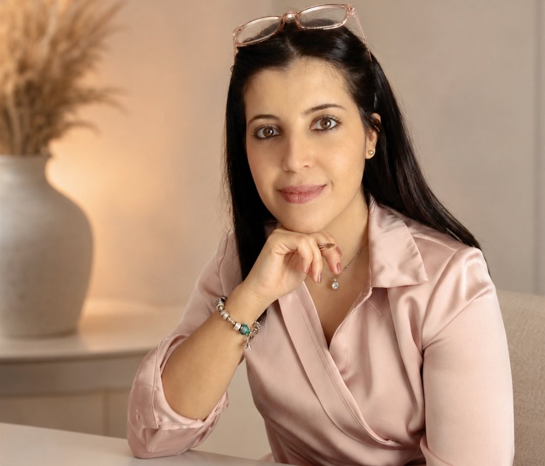 Warda Satouh, dans une posture d’écoute